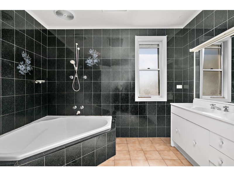 81 Queen Street, Lake Illawarra NSW 2528