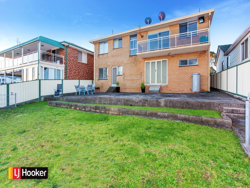 97 Northcliffe Drive, Lake Heights NSW 2502