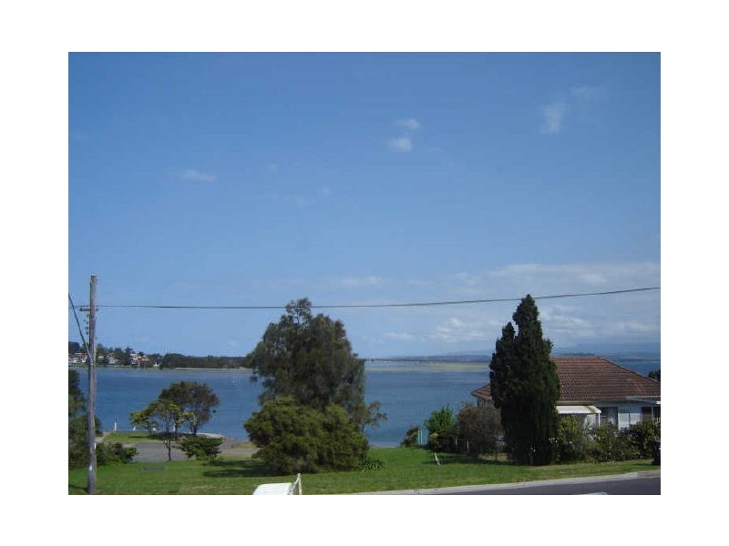 258 Northcliffe Drive, Lake Heights NSW 2502