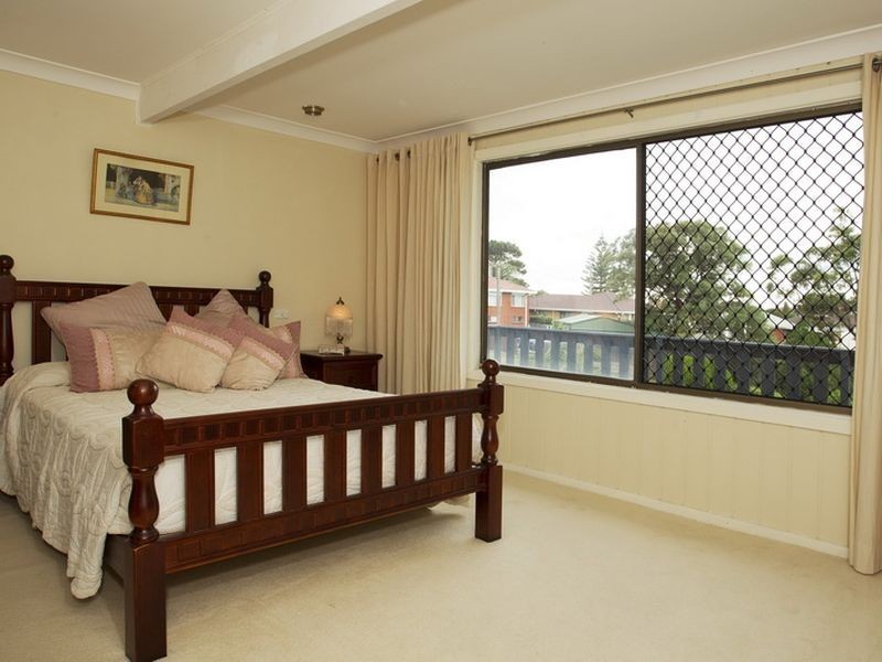 12 Arnold Crescent, Lake Heights NSW 2502