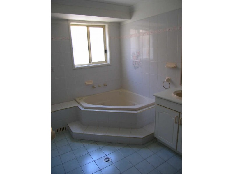 20 Lake Heights Road, Lake Heights NSW 2502