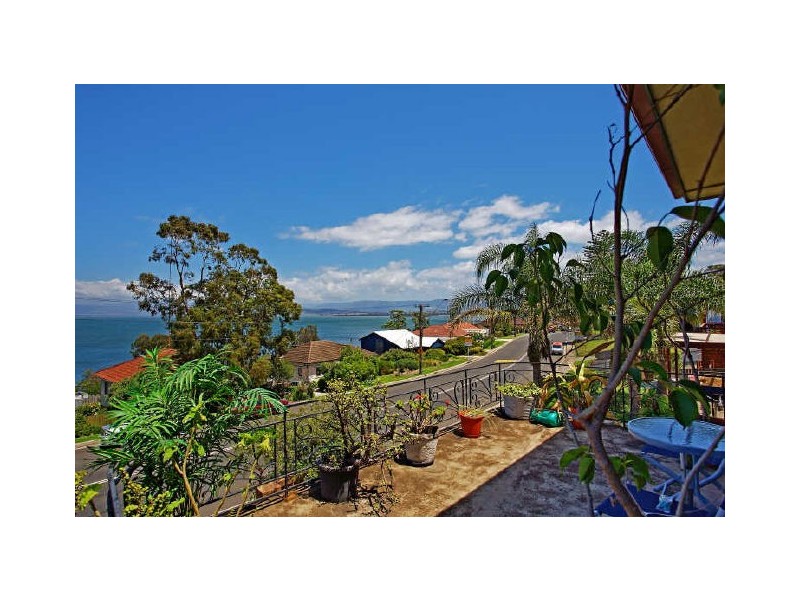 284 Northcliffe Drive, Lake Heights NSW 2502