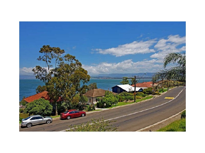 284 Northcliffe Drive, Lake Heights NSW 2502