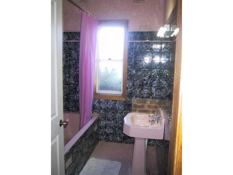 284 Northcliffe Drive, Lake Heights NSW 2502