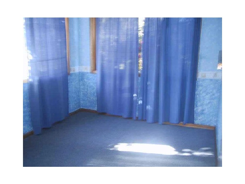 284 Northcliffe Drive, Lake Heights NSW 2502