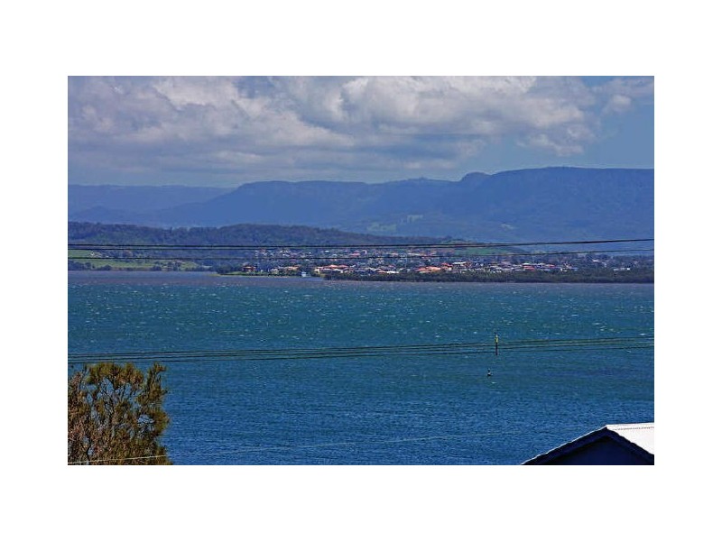 284 Northcliffe Drive, Lake Heights NSW 2502