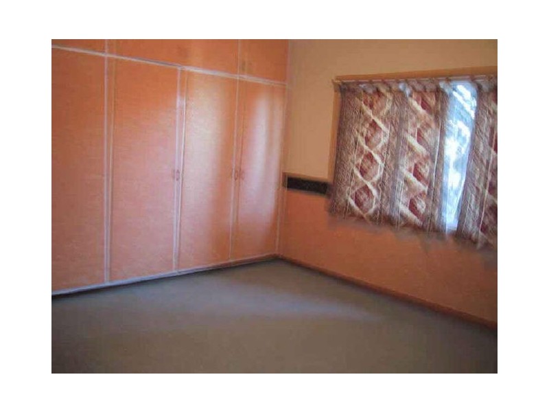 284 Northcliffe Drive, Lake Heights NSW 2502