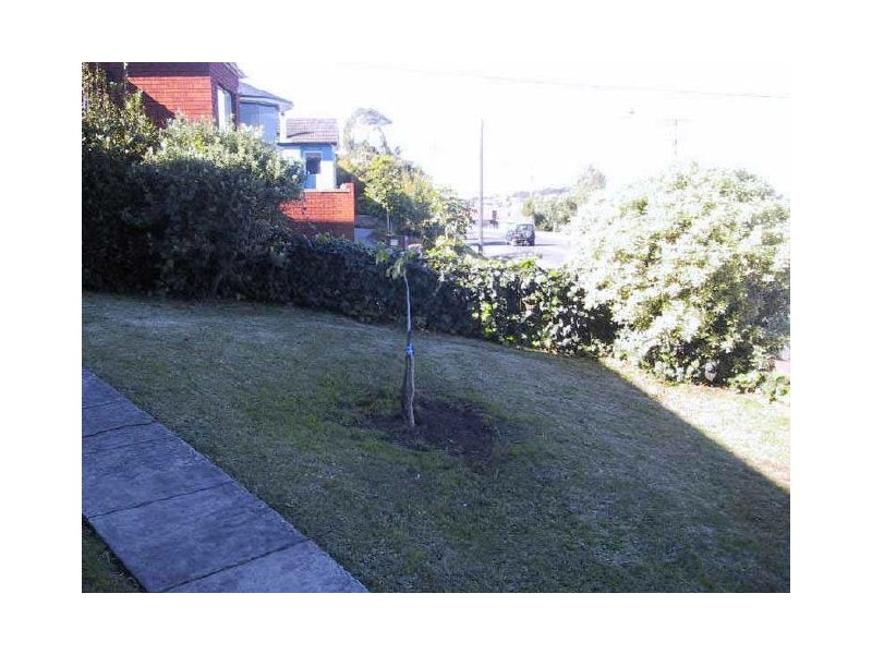 284 Northcliffe Drive, Lake Heights NSW 2502