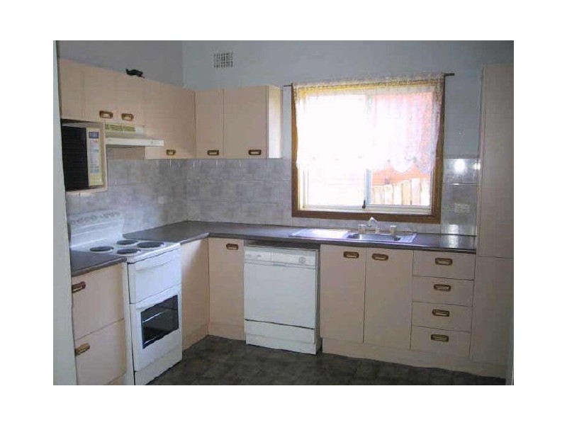 284 Northcliffe Drive, Lake Heights NSW 2502