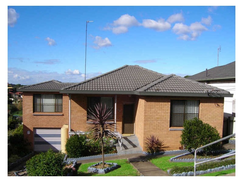 15 Canberra Road, Lake Heights NSW 2502
