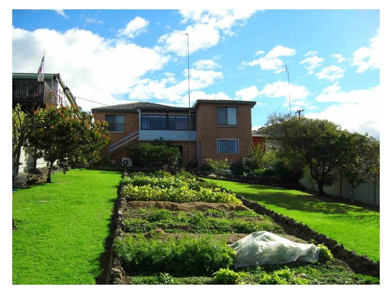 15 Canberra Road, Lake Heights NSW 2502