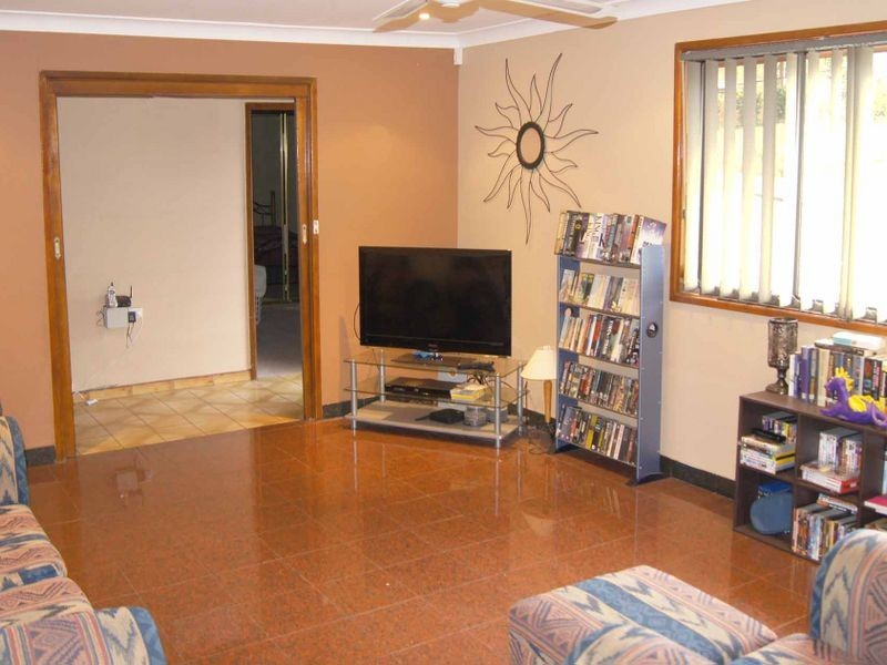 1 Anna Avenue, Lake Heights NSW 2502