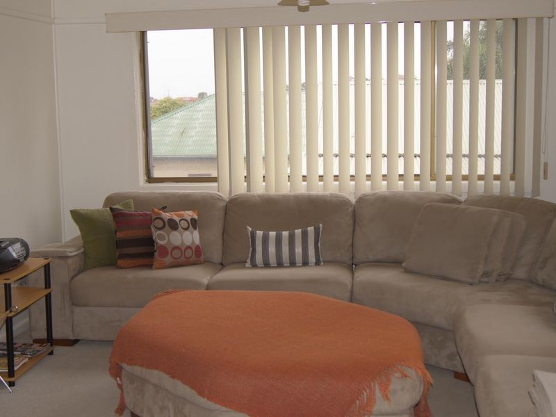 27 Lake Heights Road, Lake Heights NSW 2502