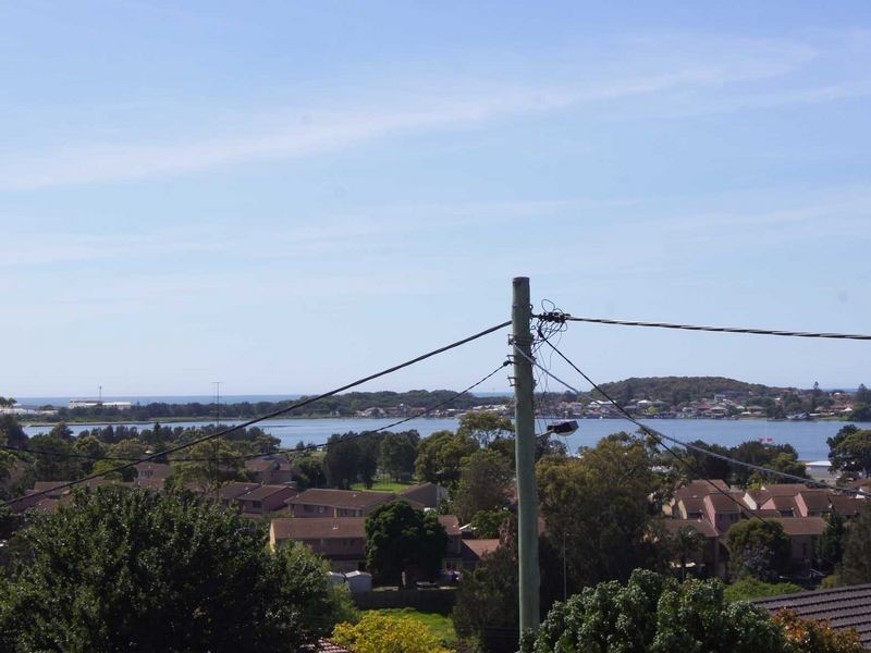 10 Canberra Road, Lake Heights NSW 2502