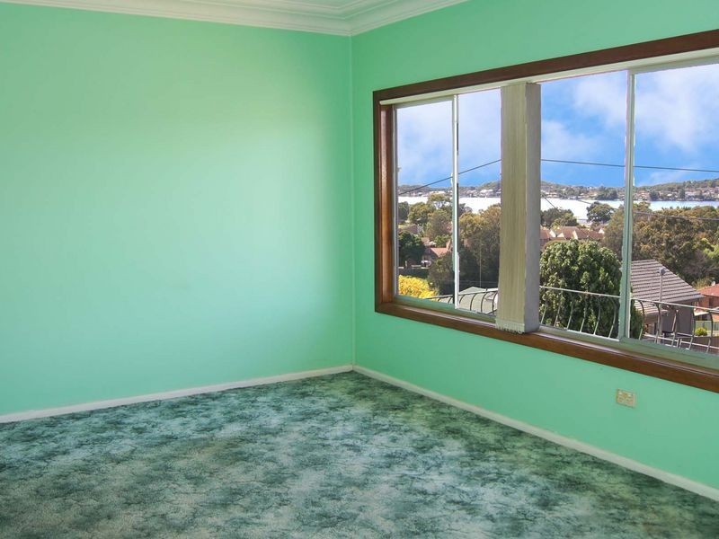 10 Canberra Road, Lake Heights NSW 2502