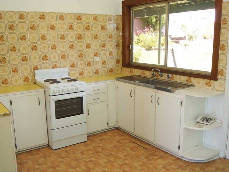 10 Canberra Road, Lake Heights NSW 2502