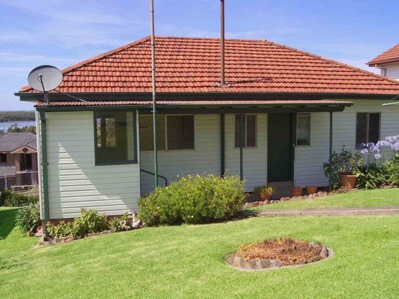 10 Canberra Road, Lake Heights NSW 2502