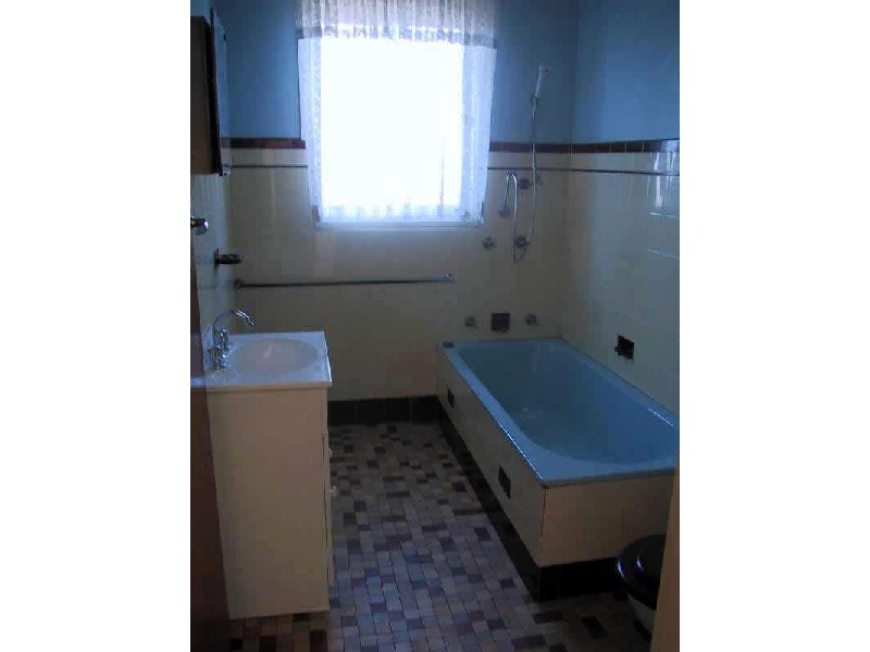 42 Lake Heights Road, Lake Heights NSW 2502