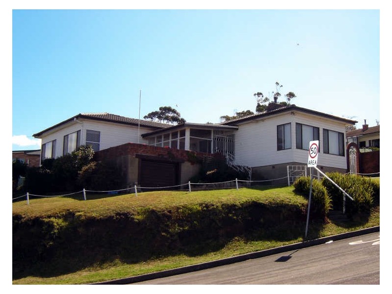 266 Northcliffe Drive, Lake Heights NSW 2502