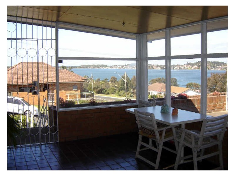 266 Northcliffe Drive, Lake Heights NSW 2502