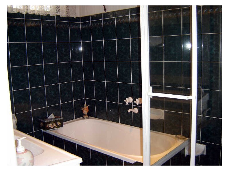 266 Northcliffe Drive, Lake Heights NSW 2502