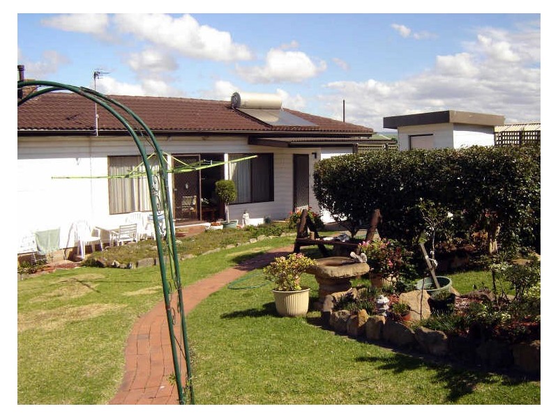 266 Northcliffe Drive, Lake Heights NSW 2502