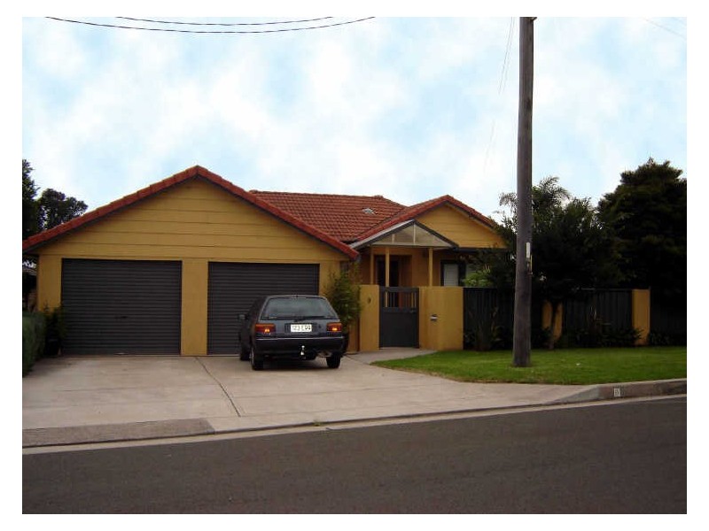 9 Trevor Ave, Lake Heights NSW 2502