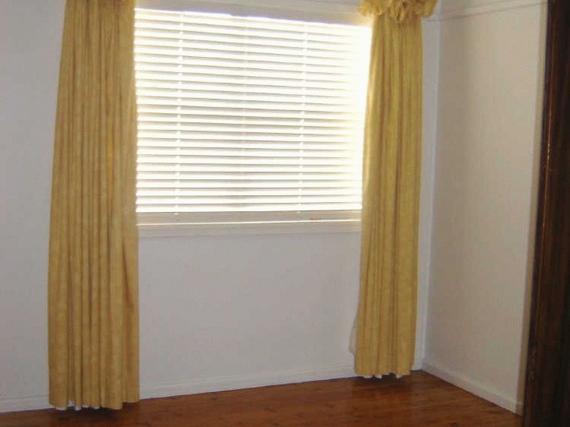 9 Trevor Ave, Lake Heights NSW 2502