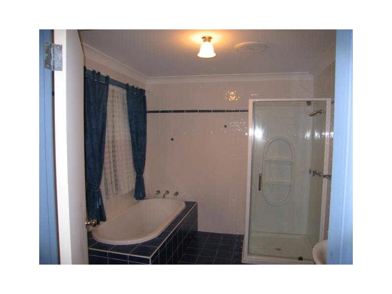 100 Lake Heights Road, Lake Heights NSW 2502