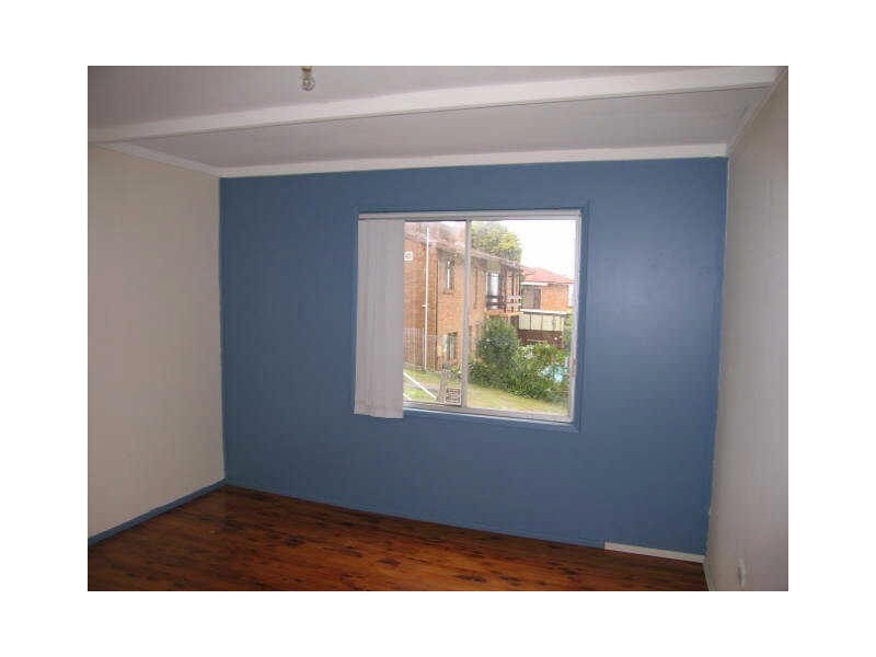 100 Lake Heights Road, Lake Heights NSW 2502