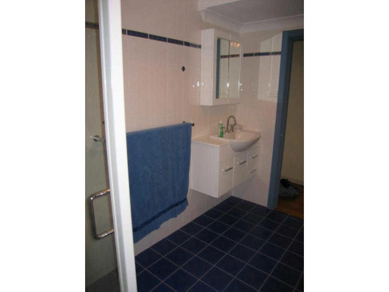 100 Lake Heights Road, Lake Heights NSW 2502