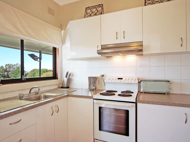 11 Canberra Road, Lake Heights NSW 2502