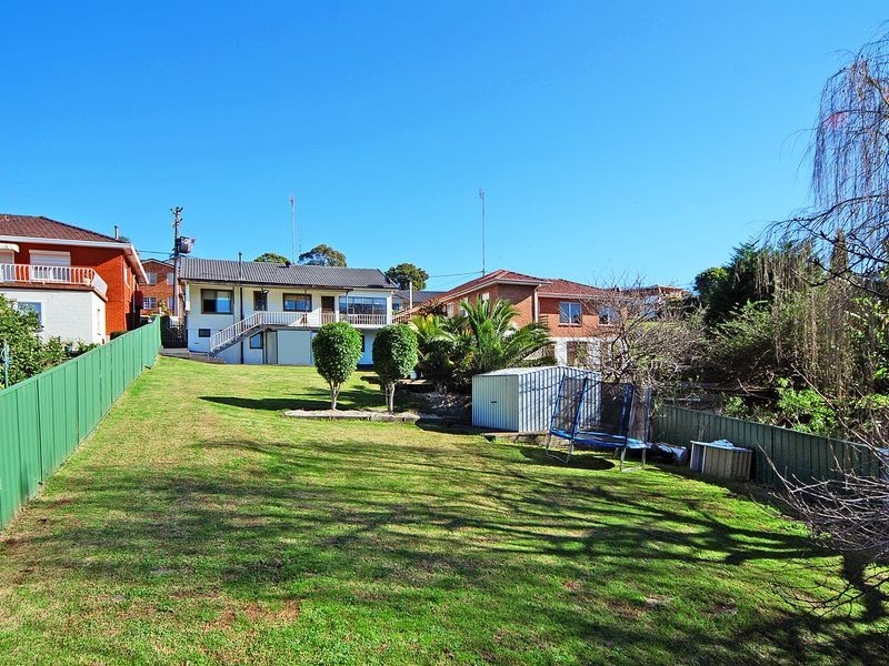 11 Canberra Road, Lake Heights NSW 2502