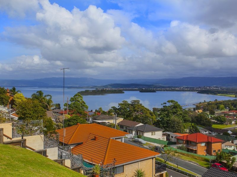 90 Hassan Street, Lake Heights NSW 2502