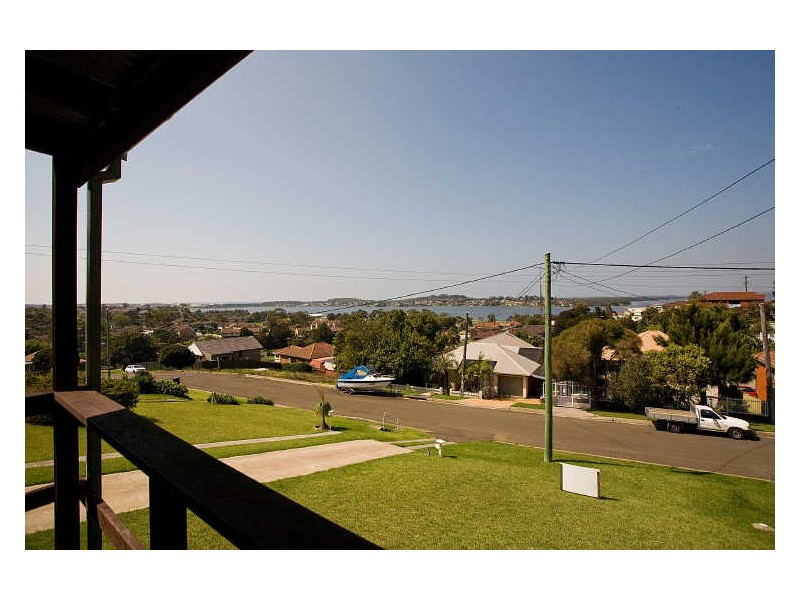 14 Canberra Road, Lake Heights NSW 2502