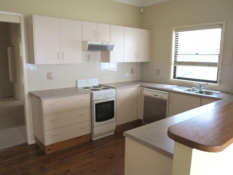 360 Northcliffe Drive, Lake Heights NSW 2502