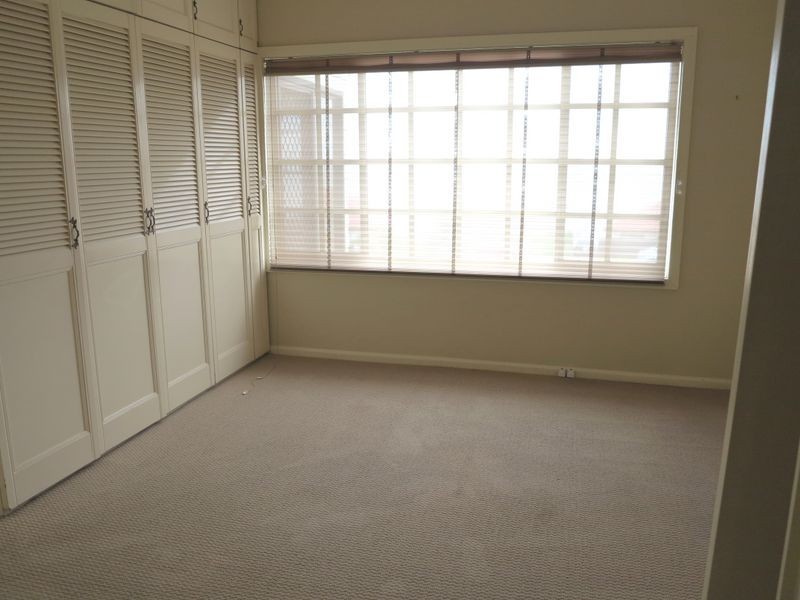 360 Northcliffe Drive, Lake Heights NSW 2502