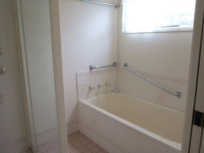 360 Northcliffe Drive, Lake Heights NSW 2502