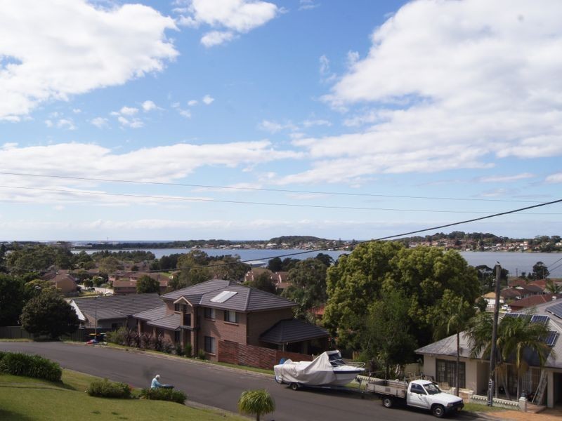 14 Canberra Road, Lake Heights NSW 2502