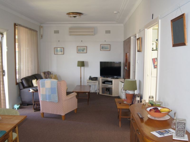 14 Canberra Road, Lake Heights NSW 2502