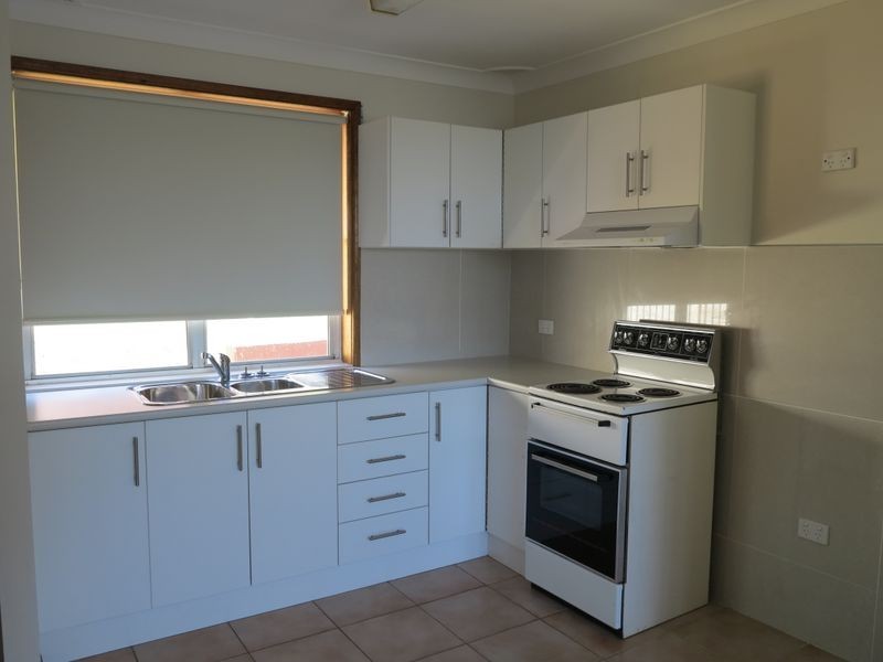 2/384 Northcliffe Drive, Lake Heights NSW 2502