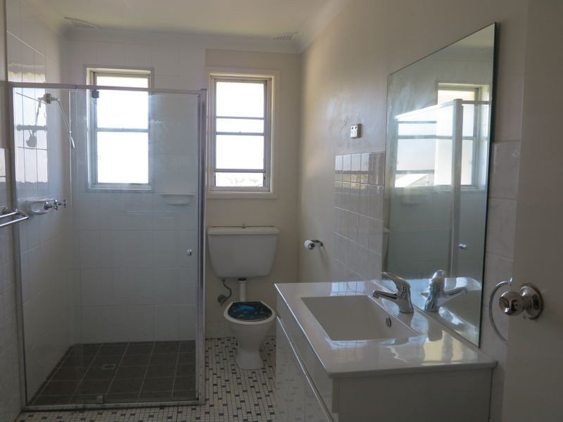 2/384 Northcliffe Drive, Lake Heights NSW 2502