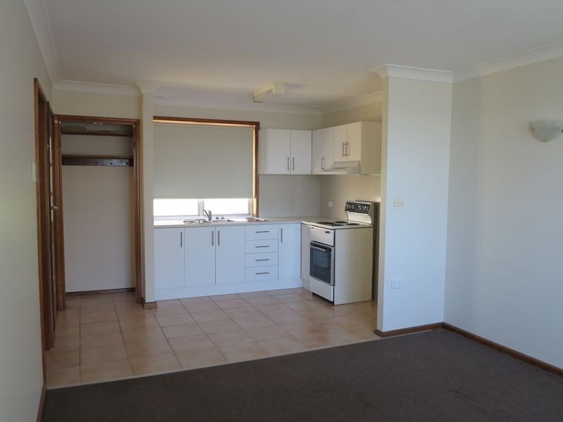 2/384 Northcliffe Drive, Lake Heights NSW 2502