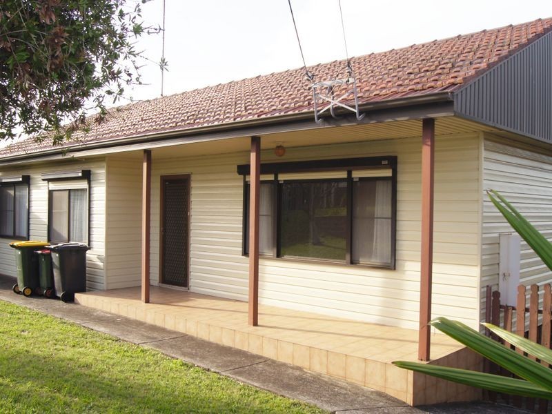 6 Trevor Avenue, Lake Heights NSW 2502