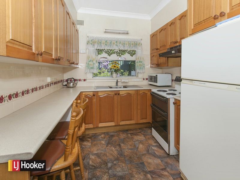 38 Grandview Parade, Lake Heights NSW 2502