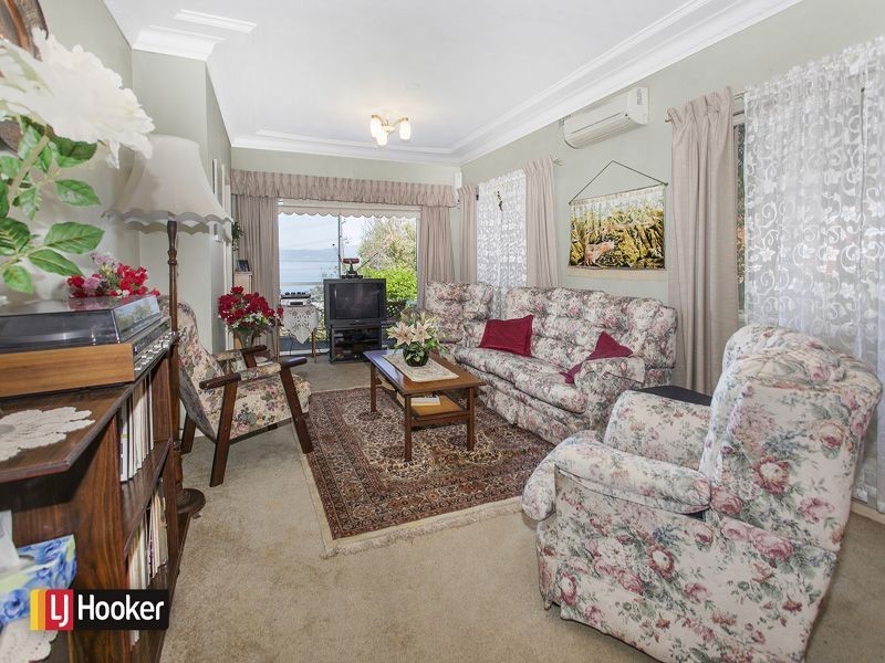 38 Grandview Parade, Lake Heights NSW 2502