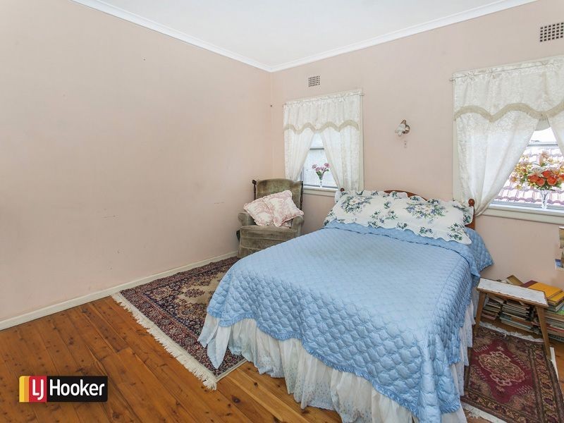 38 Grandview Parade, Lake Heights NSW 2502