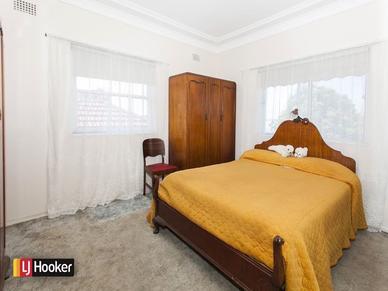 38 Grandview Parade, Lake Heights NSW 2502