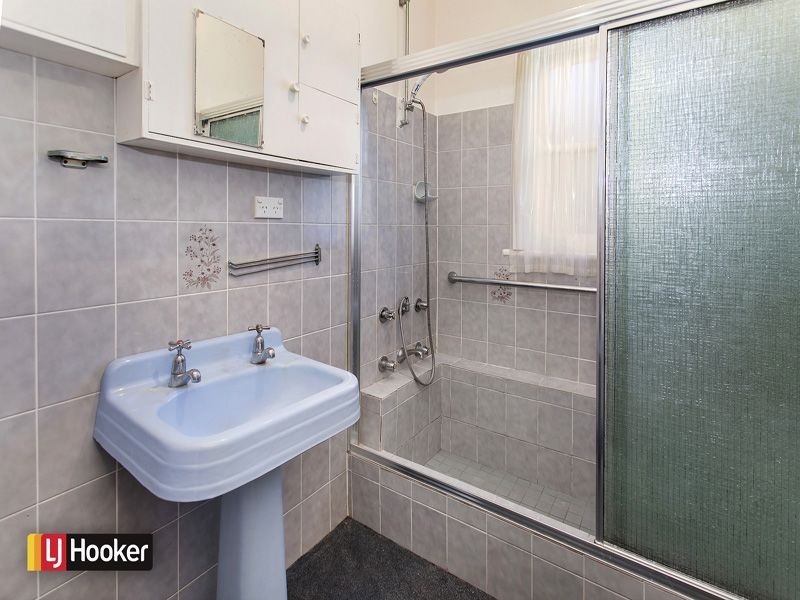 38 Grandview Parade, Lake Heights NSW 2502