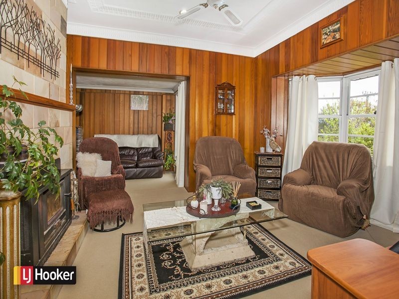 7 Lake Heights Road, Lake Heights NSW 2502